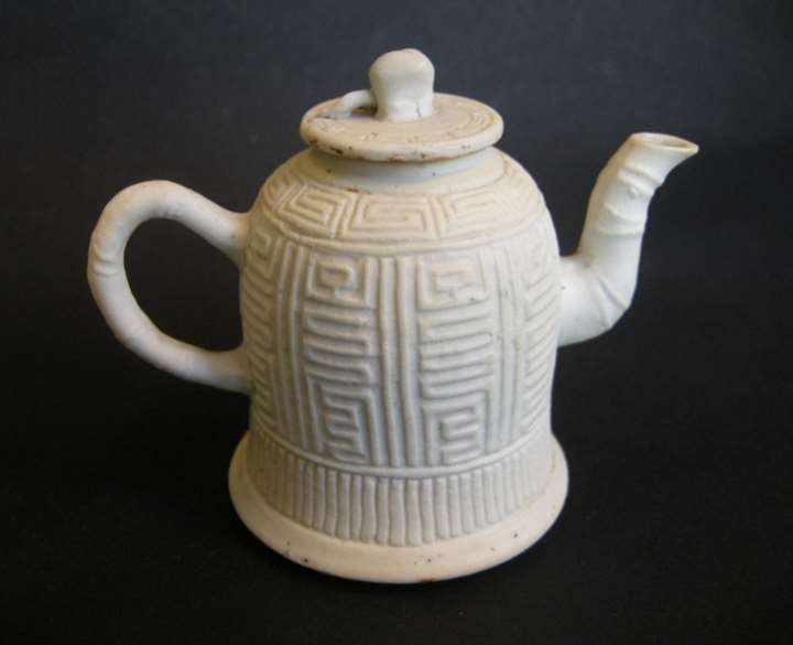 Small winepot in biscuit with Shou character decor